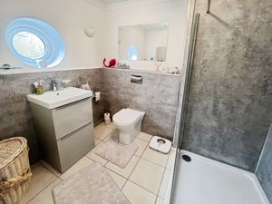 En-suite- click for photo gallery